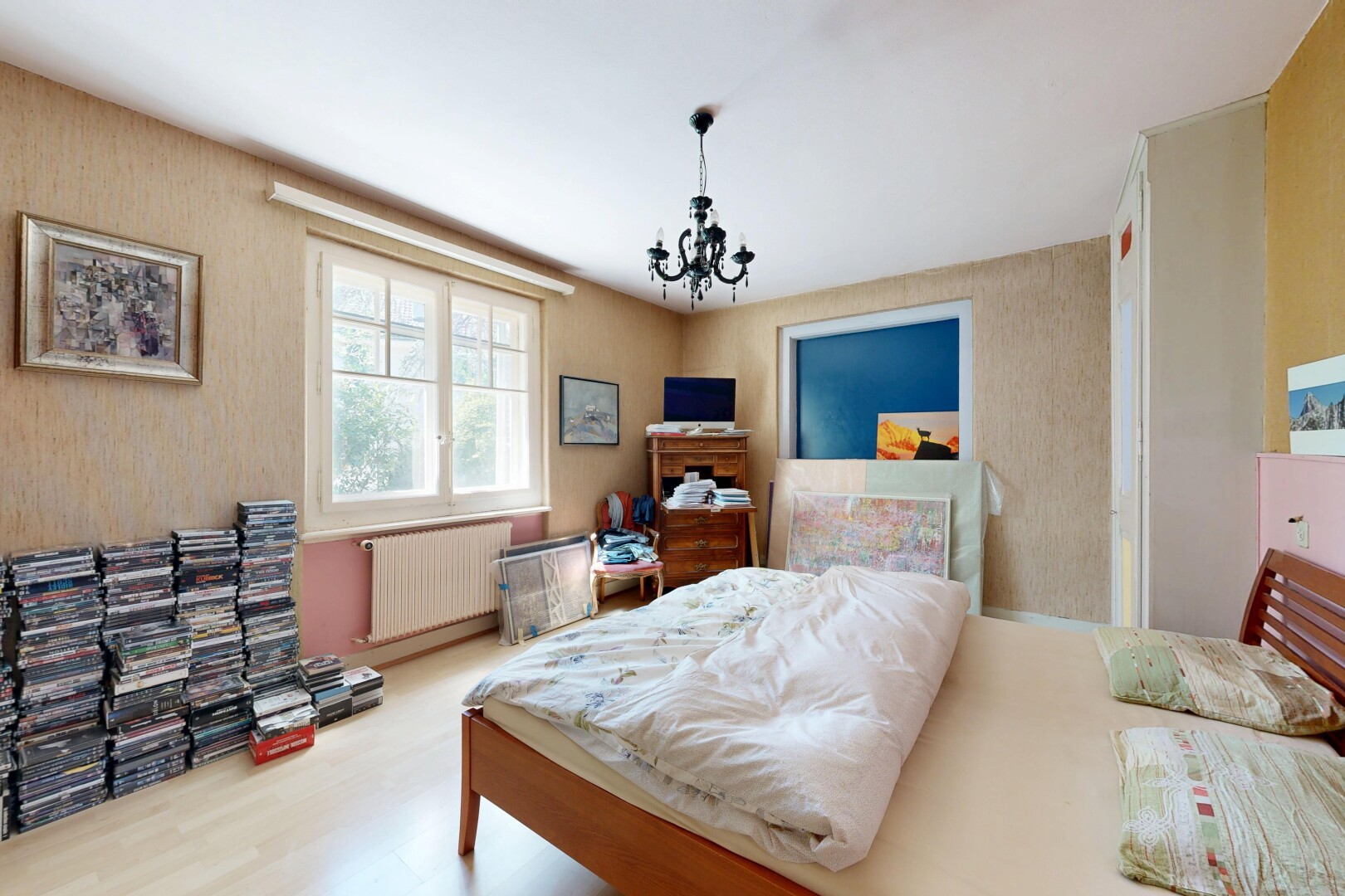 chambre avec radiateur, lustre remarquable, sol en finition bois, wood finish floor, et inside property