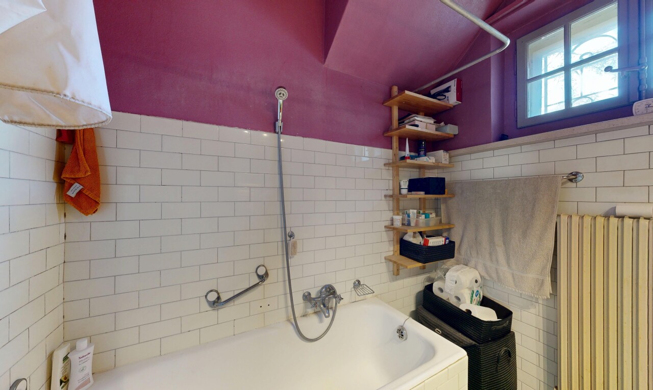 salle de bains avec bain, salle de bain complète, radiateur, mur en carrelage, et tile wall