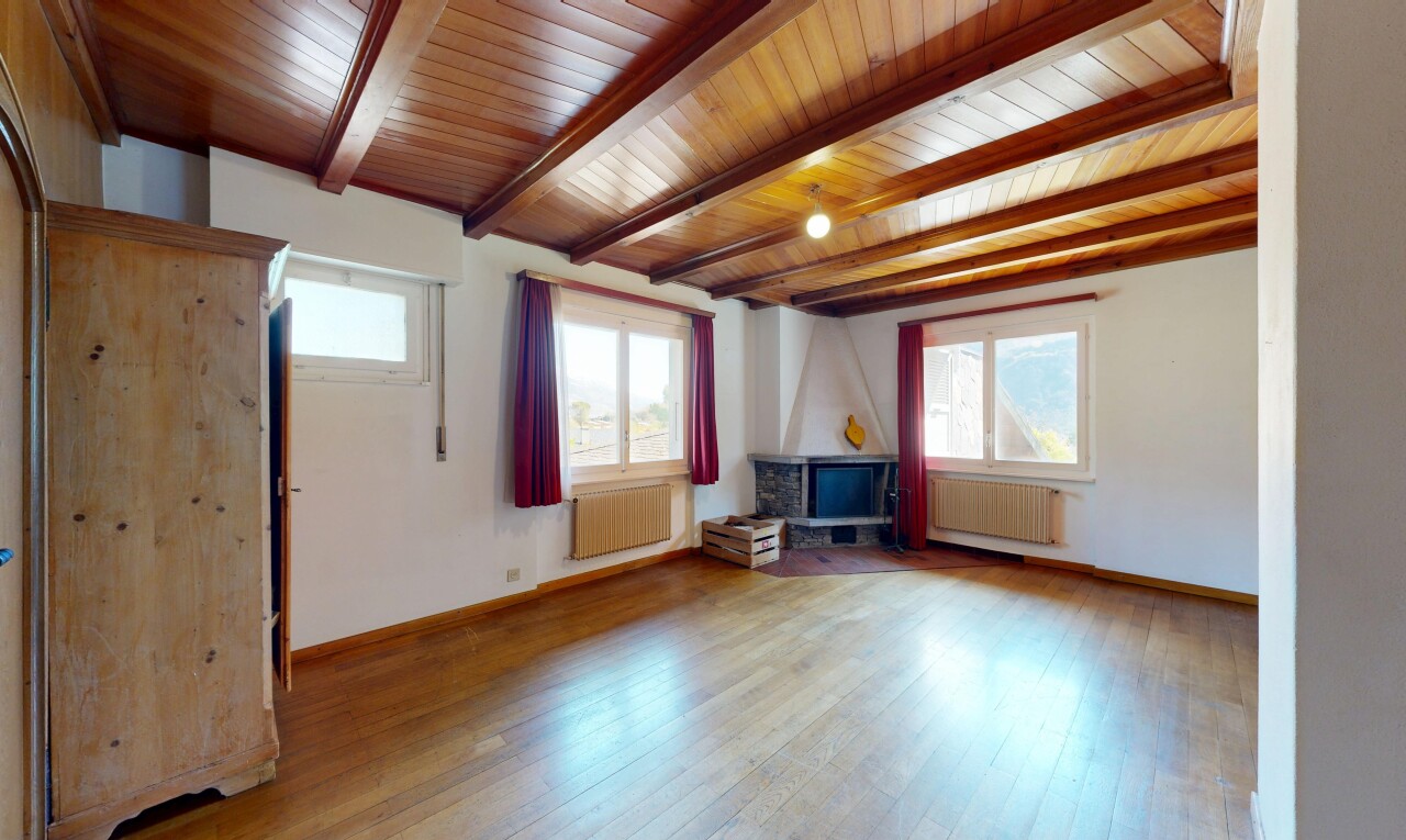 pièce vide avec sol en finition bois, wood finish floor, radiateur, cloison sèche, et drywall