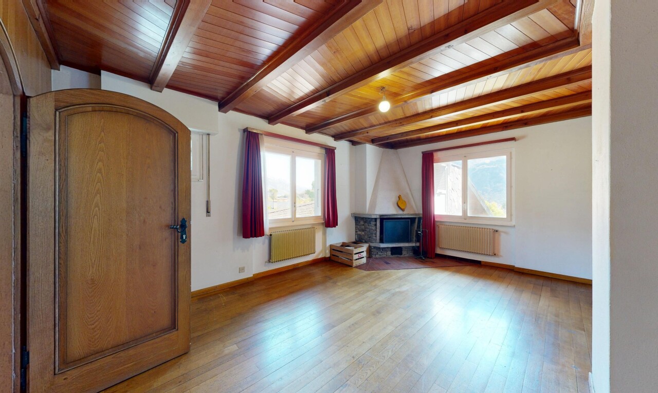 pièce vide avec sol en finition bois, wood finish floor, radiateur, inside property, et cloison sèche