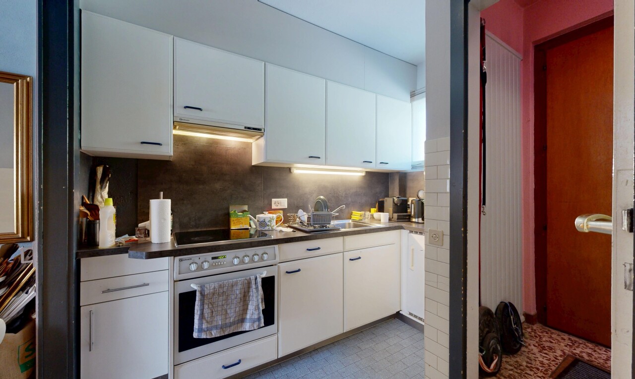 cuisine avec four, armoires blanches, white cabinets, hotte, et inside property
