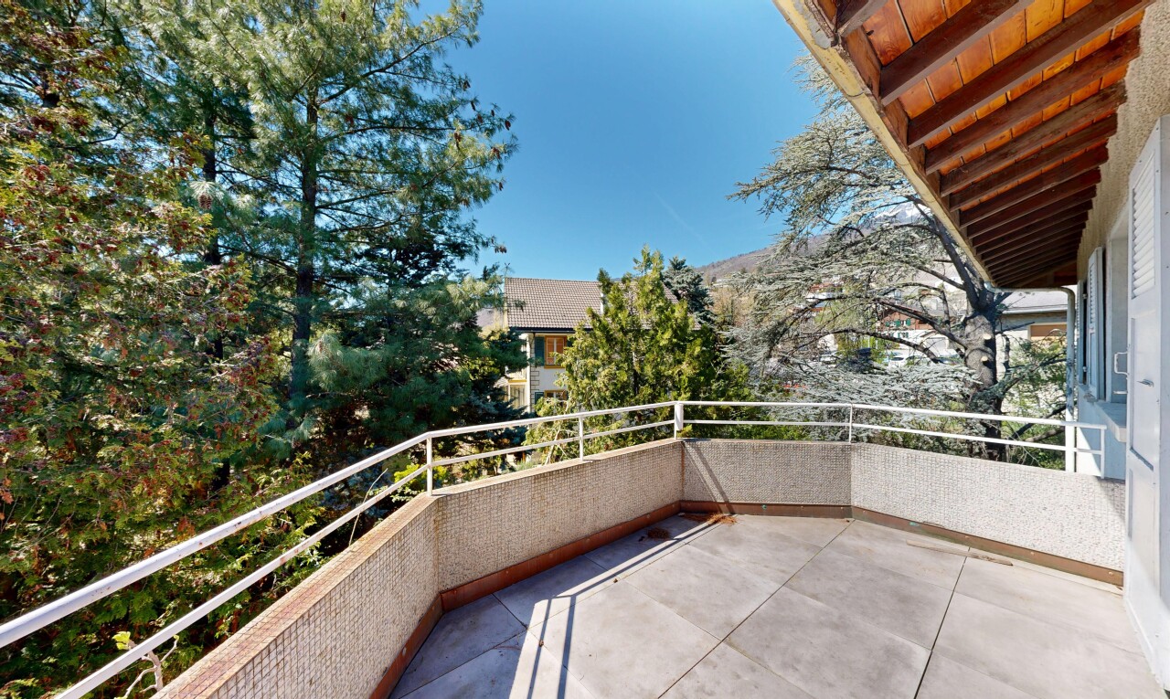 balcon avec from property, day time, et balcon