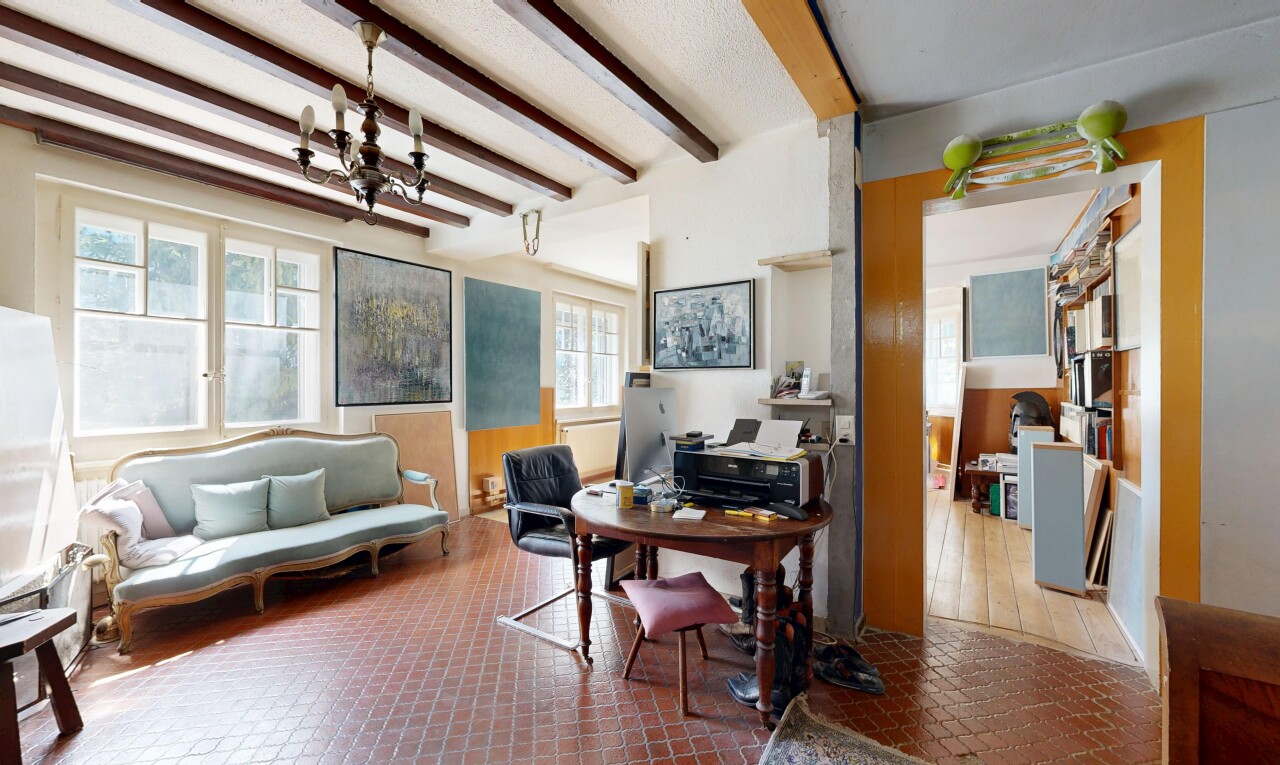 bureau avec beamed ceiling, inside community, lumière naturelle, natural light, et lustre remarquable