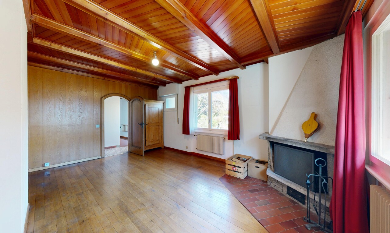 pièce vide avec plafond à poutres, beamed ceiling, inside property, passages en arc, et sol en finition bois