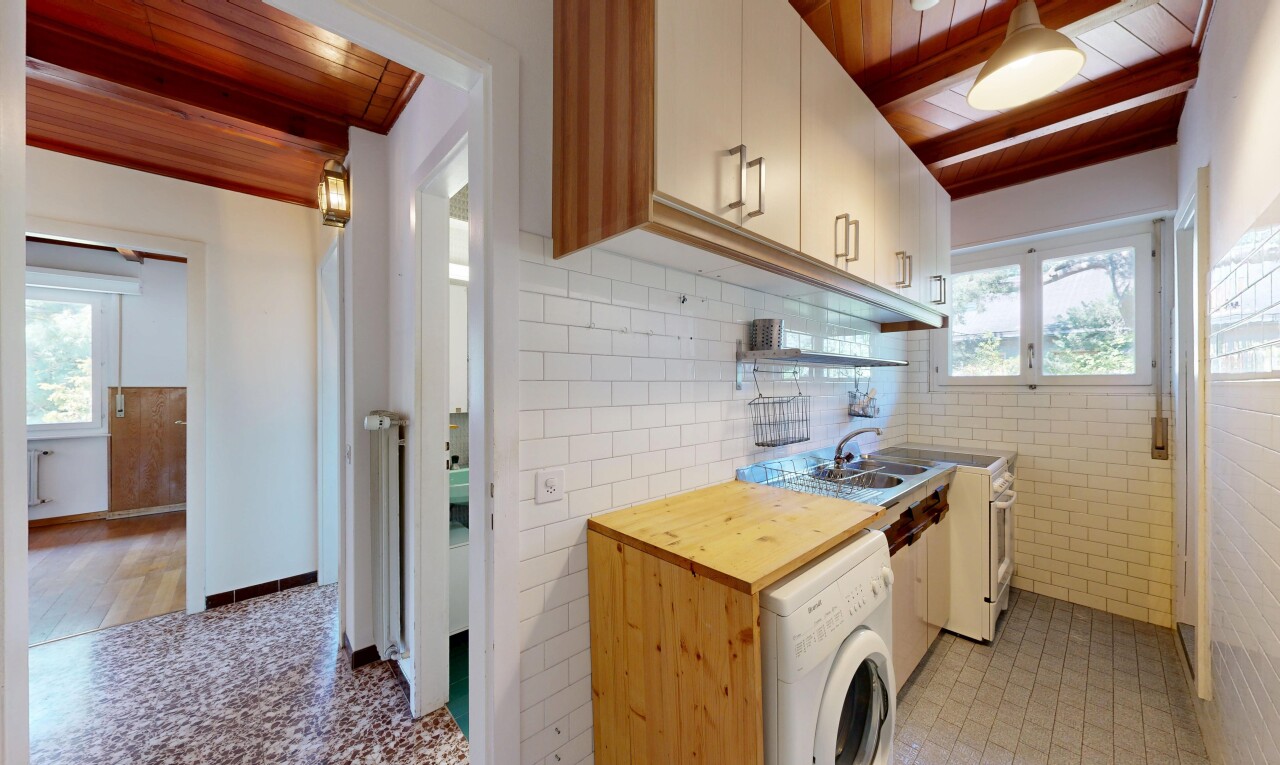 cuisine avec natural light, lumière naturelle, wood ceiling, plafond en bois, et lave-linge et sèche-linge