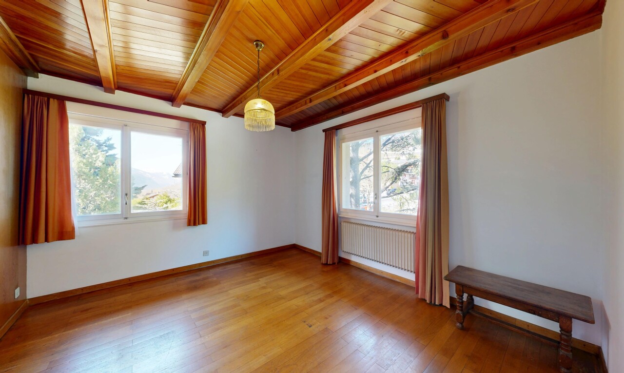 pièce vide avec cloison sèche, drywall, sol en finition bois, wood finish floor, et inside property