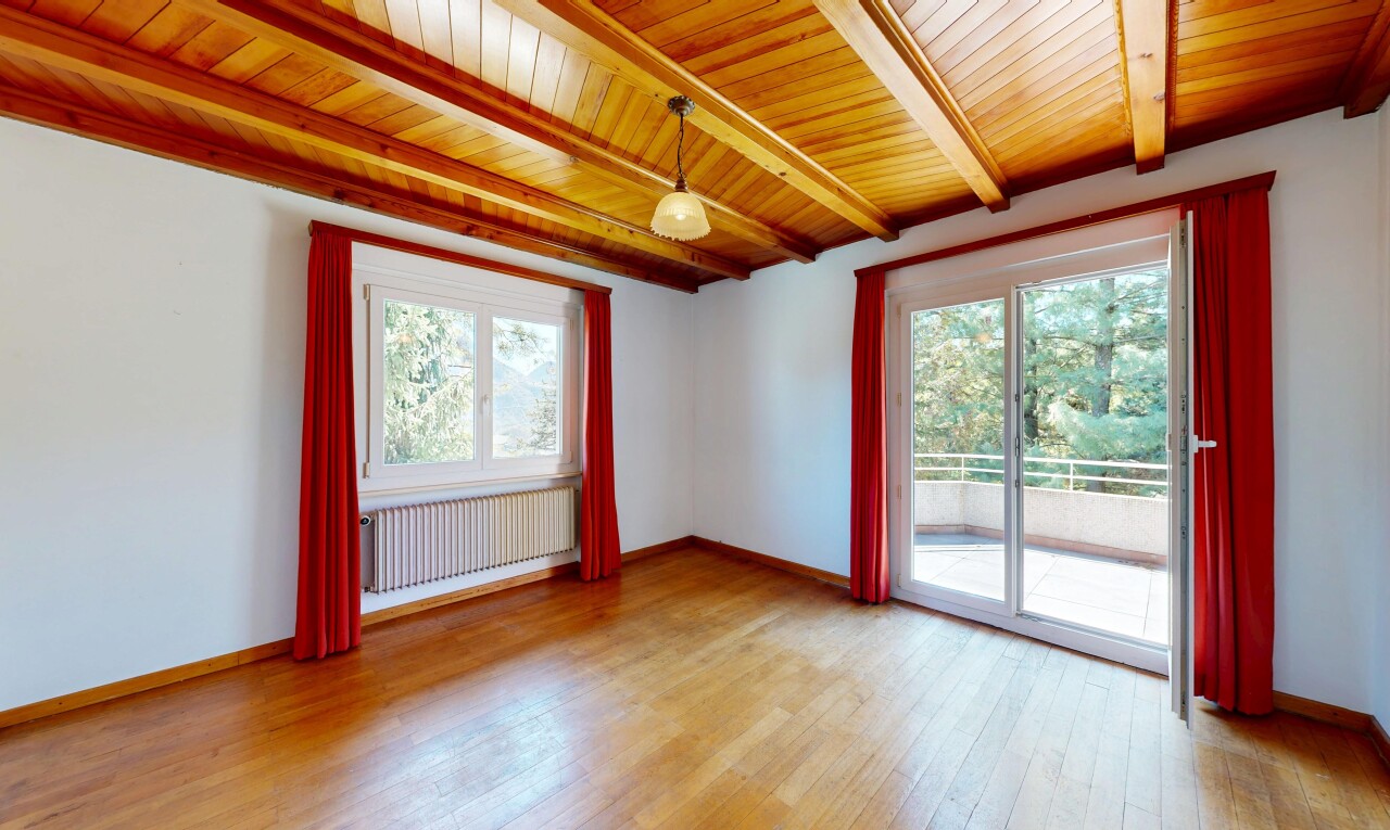 pièce vide avec plafond à poutres, beamed ceiling, radiateur, plinthes murales, et baseboards wall