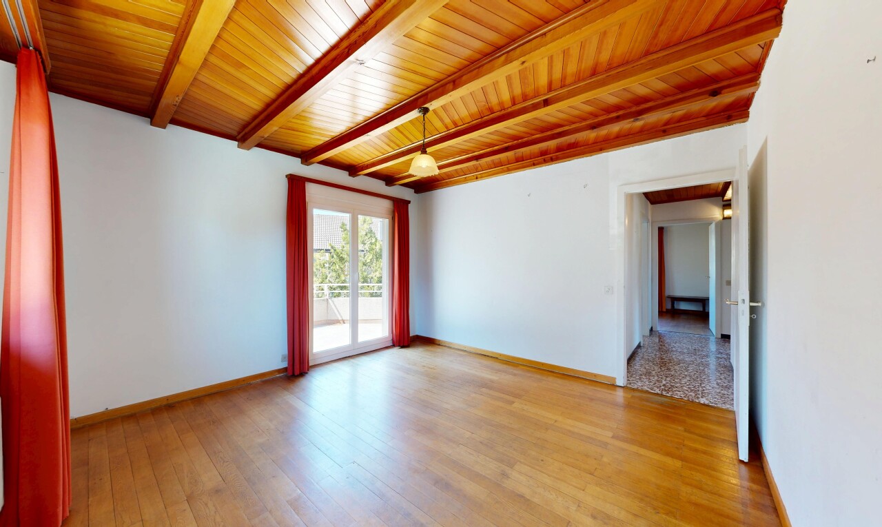 pièce vide avec inside property, cloison sèche, drywall, plafond en bois, et wood ceiling