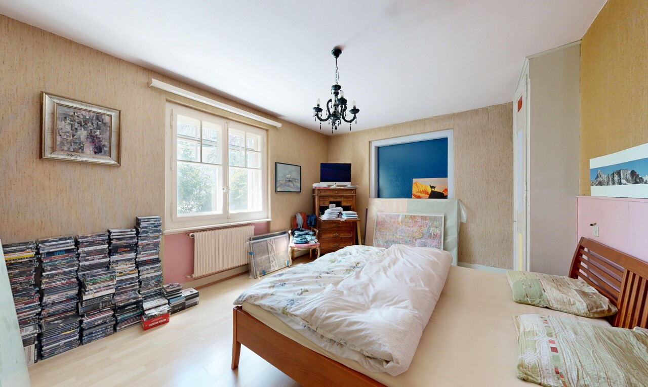 chambre avec radiateur, lustre remarquable, sol en finition bois, wood finish floor, et inside property