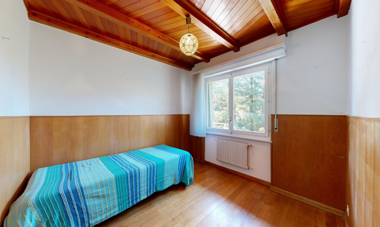 chambre avec mur en bois, wood wall, mur à lambris, wainscot wall, et plafond à poutres
