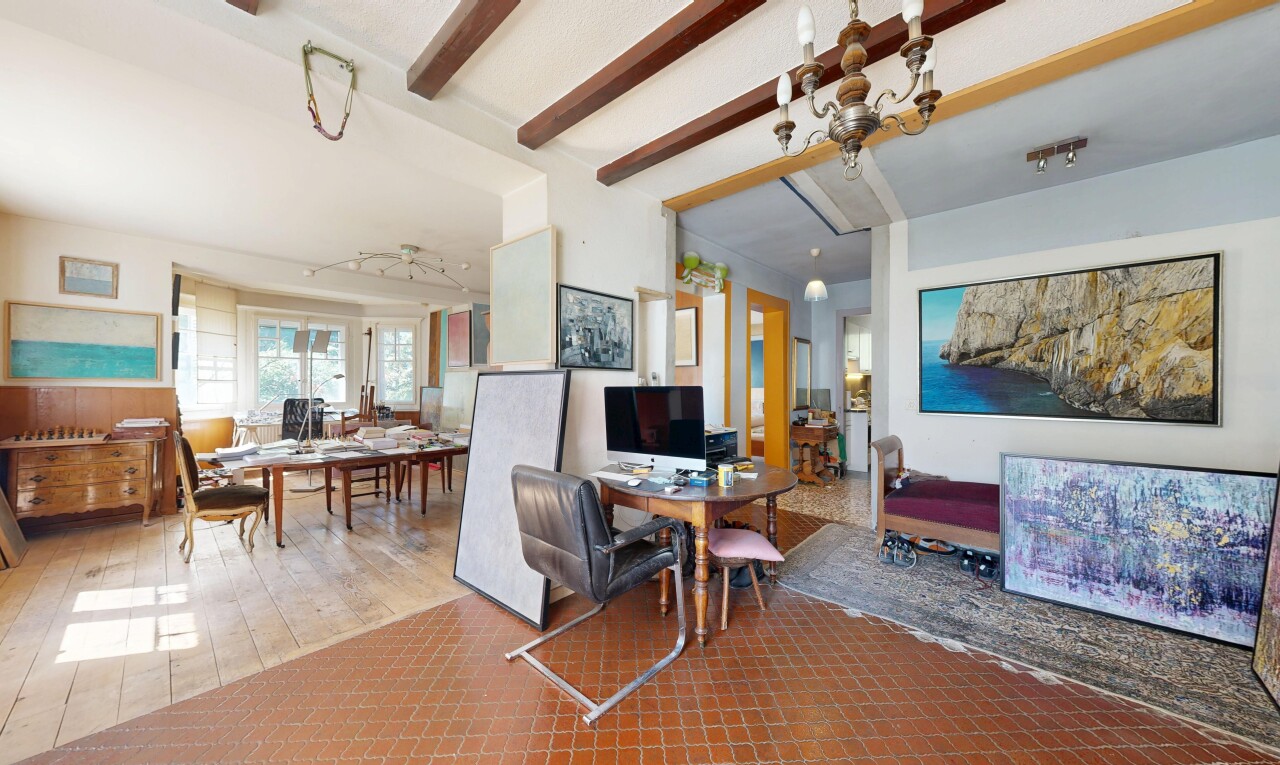 salon / salle à manger avec inside property, télévision, lumière naturelle, natural light, et plafond à poutres