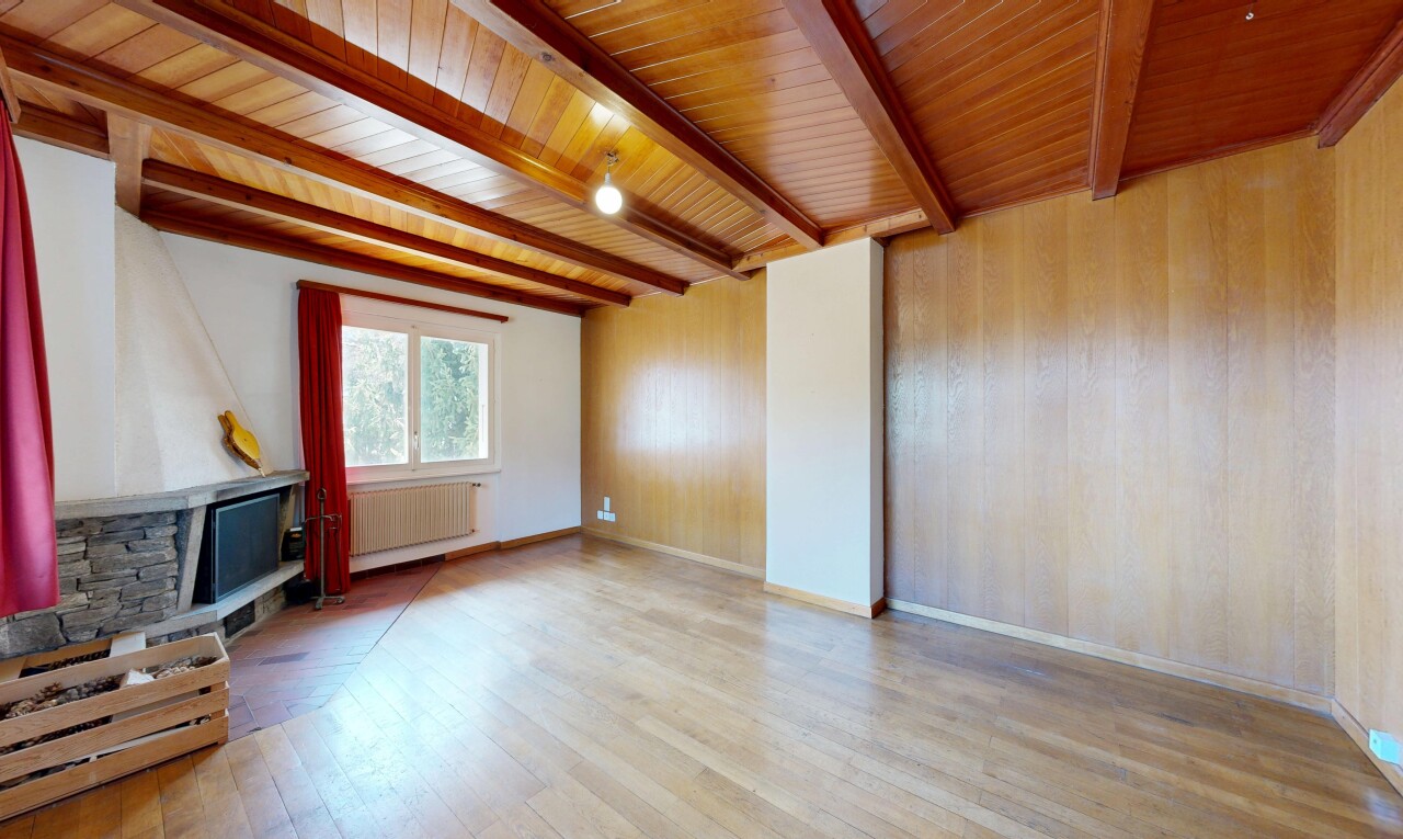 pièce vide avec plafond à poutres, beamed ceiling, inside property, sol en finition bois, et wood finish floor