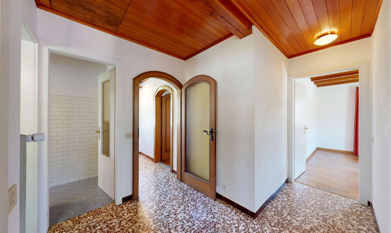 couloir avec plafond en bois, wood ceiling, cloison sèche, drywall, et inside property