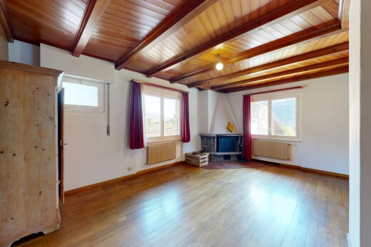 pièce vide avec sol en finition bois, wood finish floor, radiateur, cloison sèche, et drywall