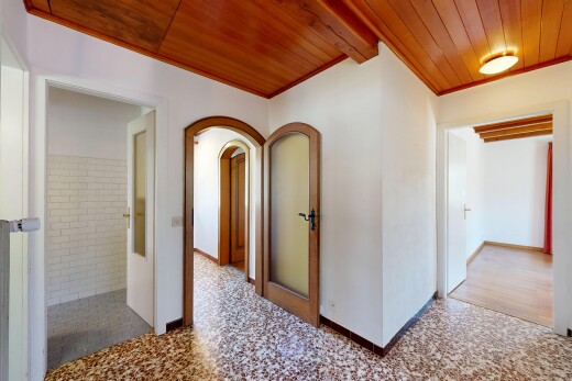 couloir avec plafond en bois, wood ceiling, cloison sèche, drywall, et inside property