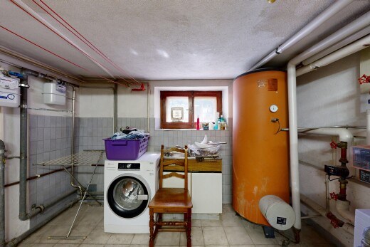 buanderie avec buanderie, lave-linge et sèche-linge, chauffe-eau, inside property, et lumière naturelle