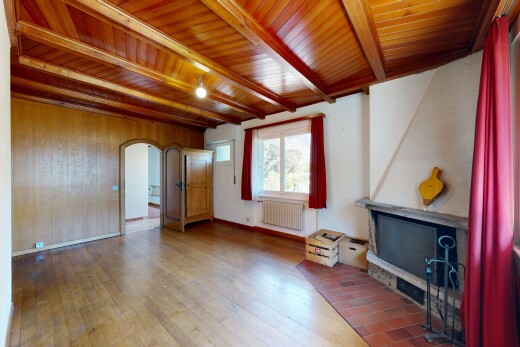 pièce vide avec plafond à poutres, beamed ceiling, inside property, passages en arc, et sol en finition bois