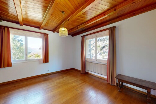 pièce vide avec cloison sèche, drywall, sol en finition bois, wood finish floor, et inside property