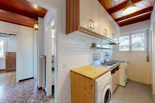 cuisine avec natural light, lumière naturelle, wood ceiling, plafond en bois, et lave-linge et sèche-linge