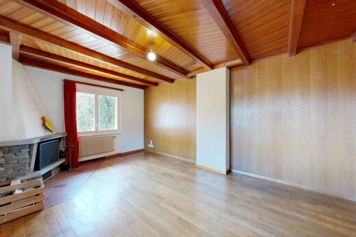 pièce vide avec plafond à poutres, beamed ceiling, inside property, sol en finition bois, et wood finish floor
