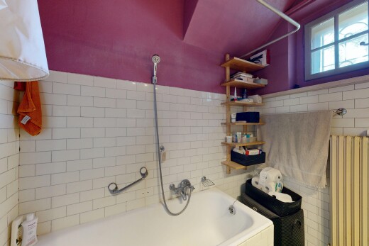 salle de bains avec bain, salle de bain complète, radiateur, mur en carrelage, et tile wall