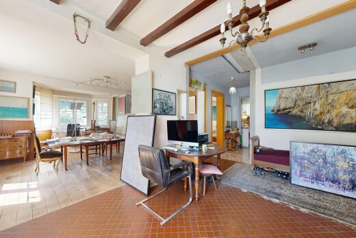 salon / salle à manger avec inside property, télévision, lumière naturelle, natural light, et plafond à poutres