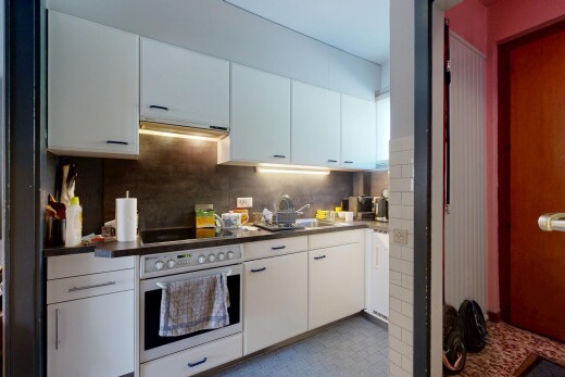 cuisine avec four, armoires blanches, white cabinets, hotte, et inside property