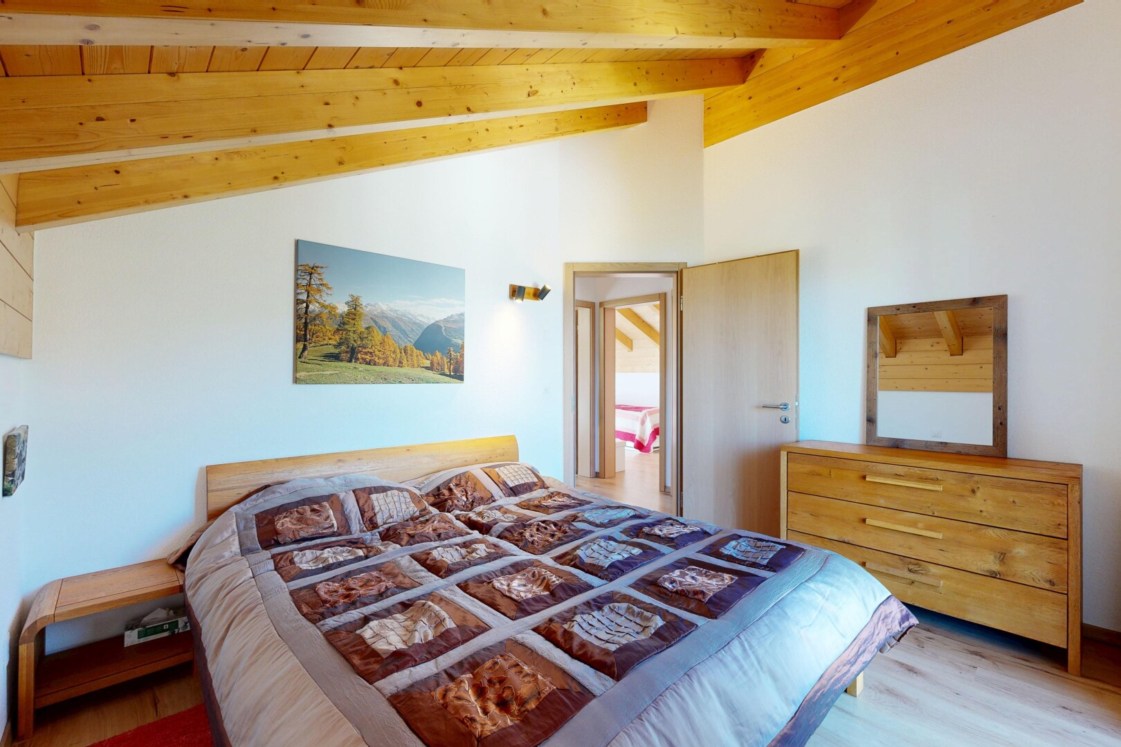 chambre avec sol en finition bois, wood finish floor, cloison sèche, drywall, et inside property