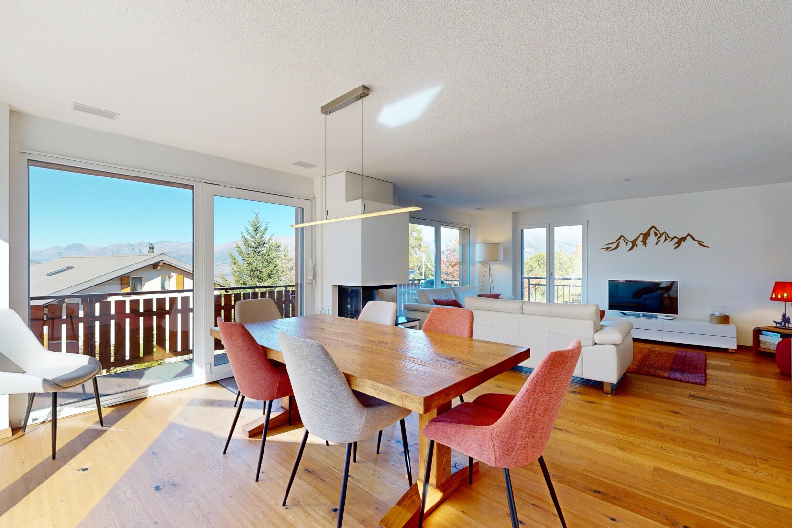 salon / salle à manger avec sol en finition bois, wood finish floor, télévision, lumière naturelle, et natural light