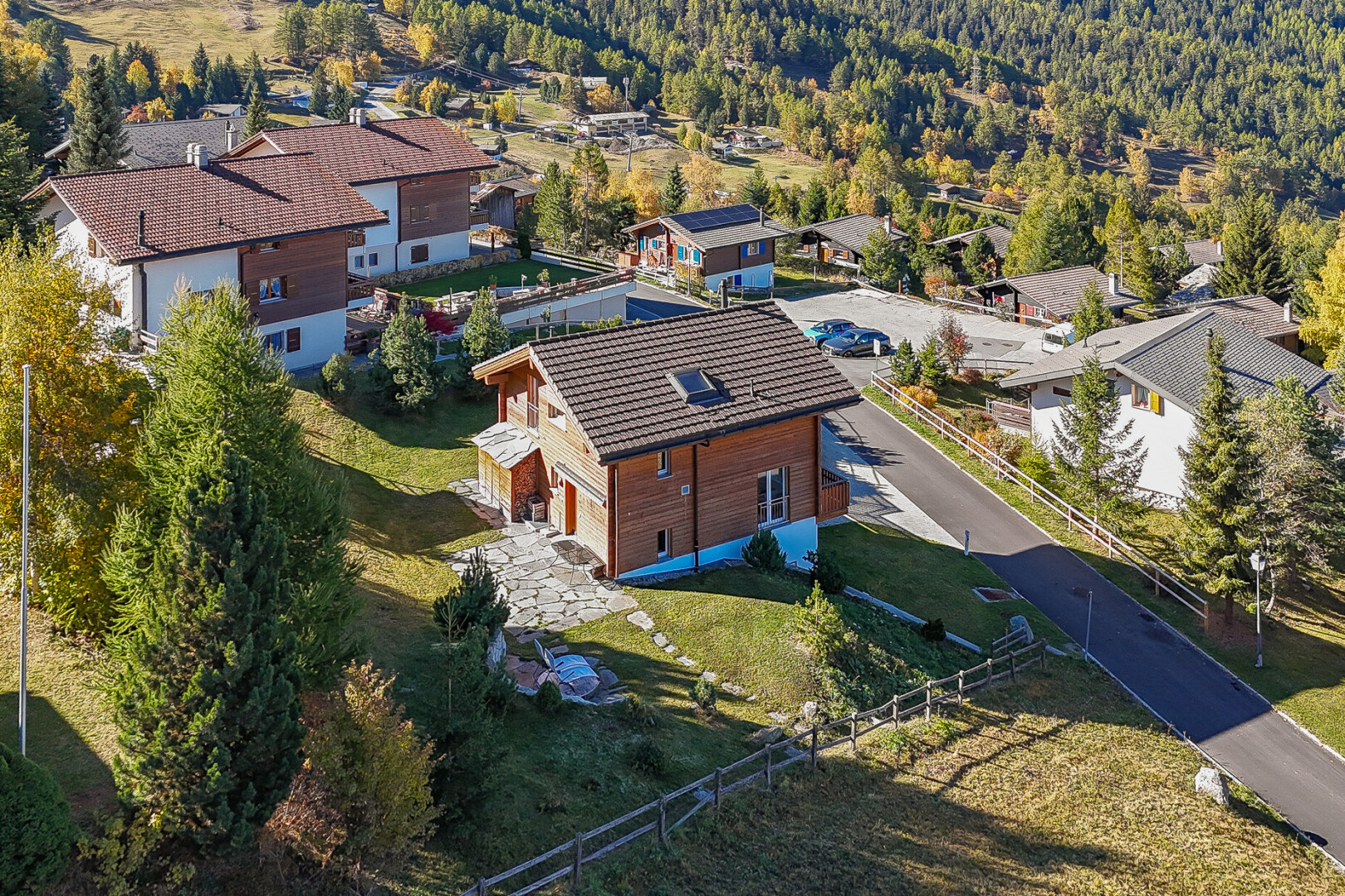 façade avec pelouse, clôture, property visible, et garage