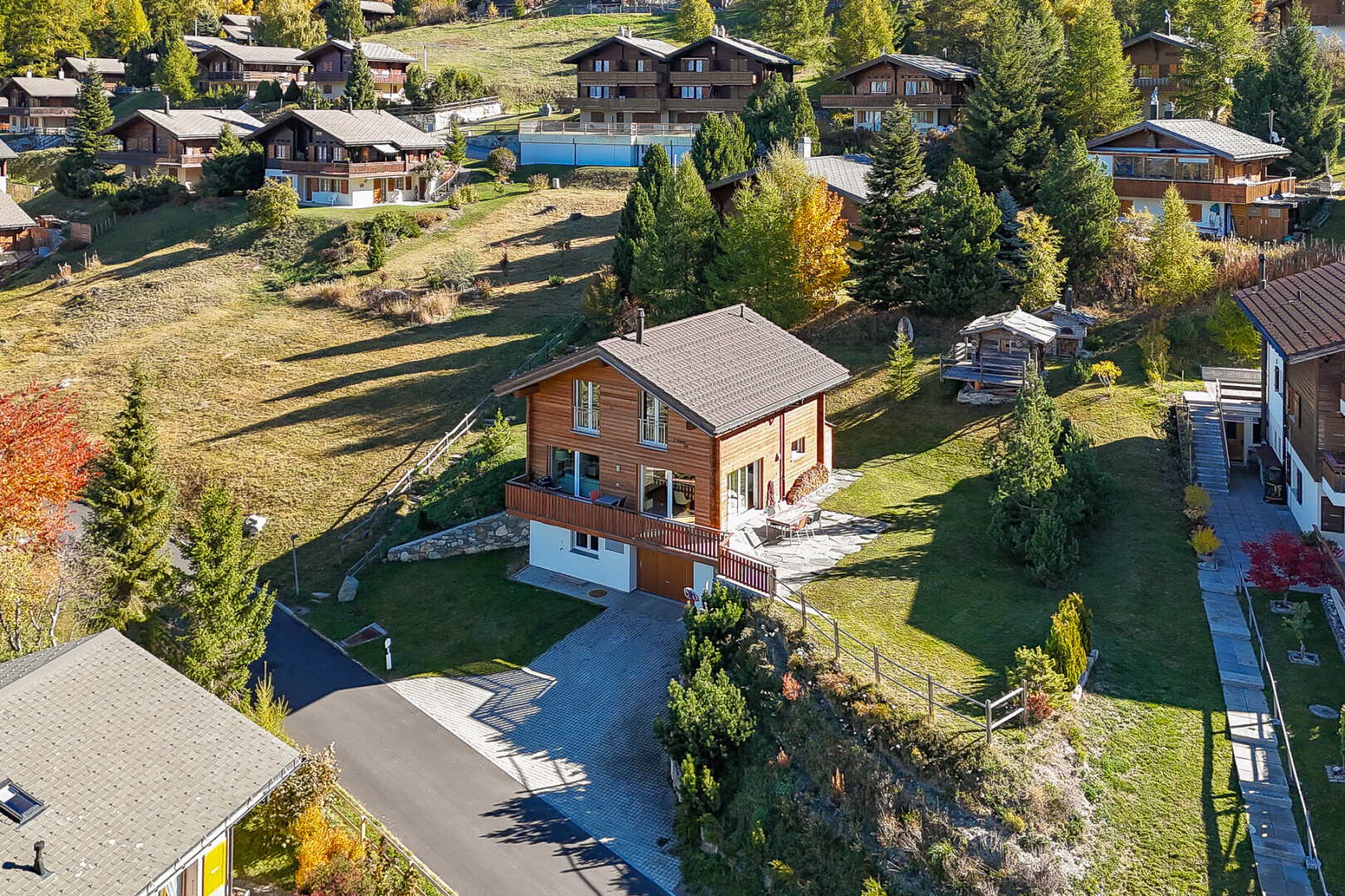 façade avec pelouse, vue résidentielle, residential view, drone view, et clôture