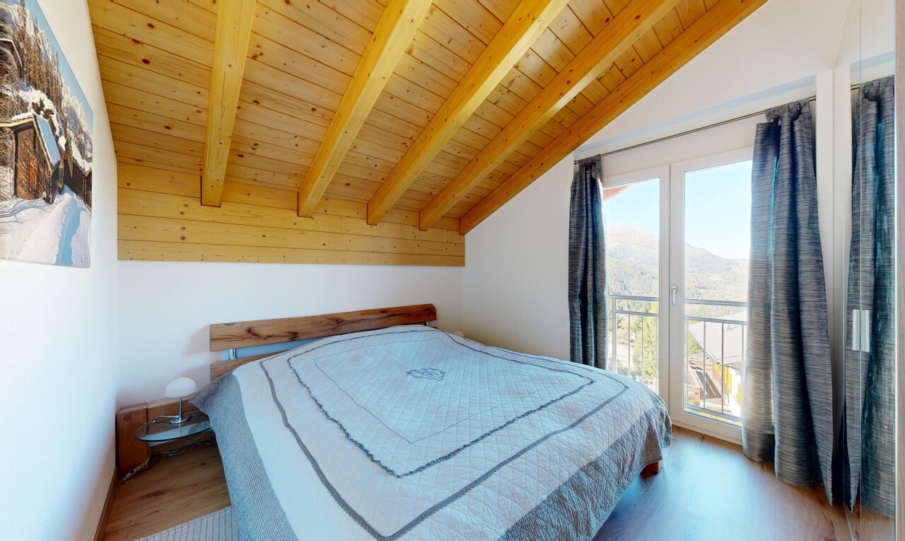 chambre avec plafond voûté, vaulted ceiling, inside property, sol en finition bois, et wood finish floor