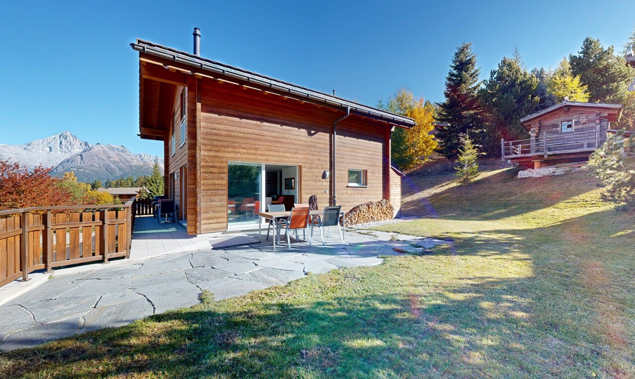 façade avec pelouse, day time, bardage horizontal, bardage en bois, et mountain view