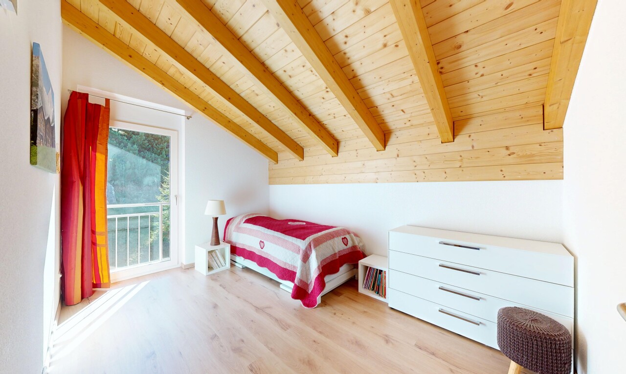 chambre avec beamed ceiling, plafond à poutres, wood ceiling, plafond en bois, et wood finish floor