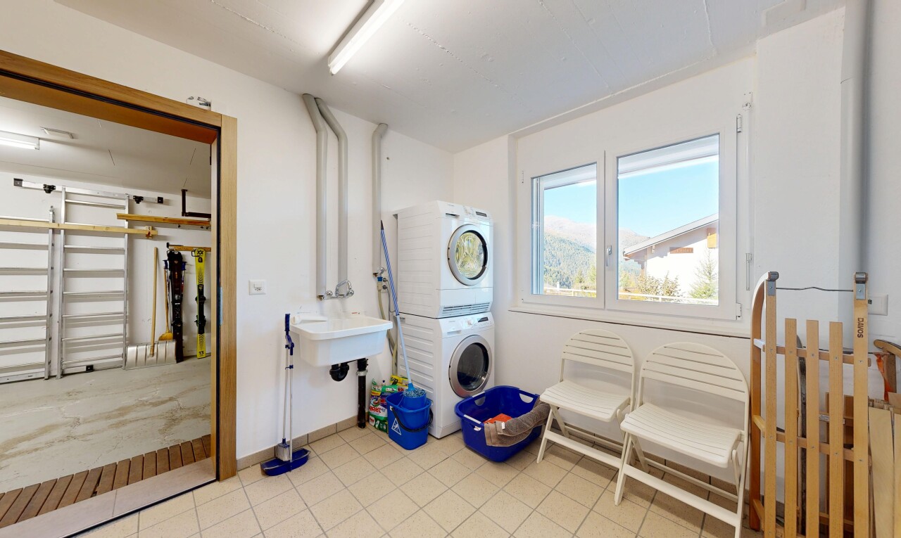 buanderie avec day time, cloison sèche, drywall, lumière naturelle, et natural light