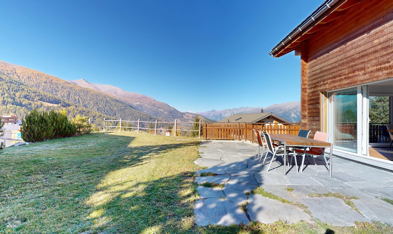 terrasse avec from property, clôture, pelouse, mountain view, et vue sur la montagne