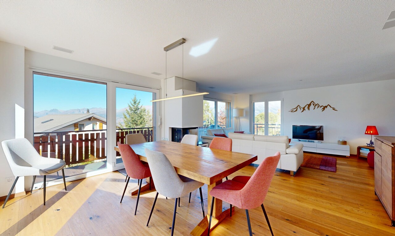 salon / salle à manger avec sol en finition bois, wood finish floor, télévision, lumière naturelle, et natural light