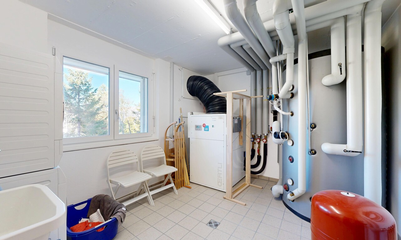 chambre avec natural light, lumière naturelle, tile floor, sol en carrelage, et inside property