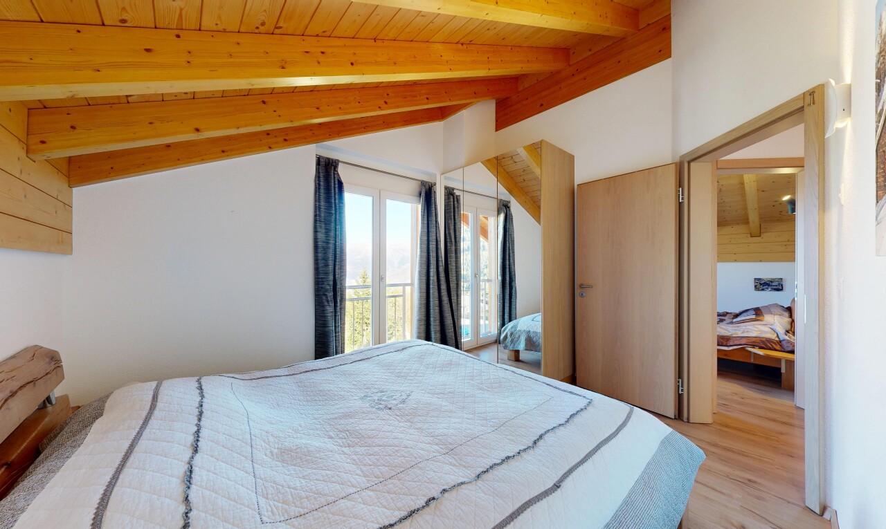 chambre avec lumière naturelle, natural light, plafond voûté, vaulted ceiling, et inside property