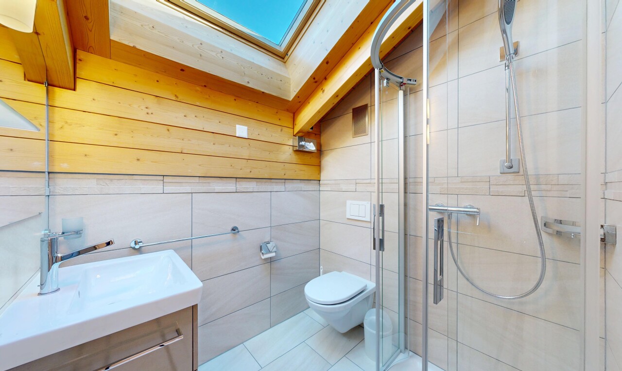 salle de bains avec douche, lavabo (ou coiffeuse selon le contexte), toilette, salle de bain complète, et tile wall