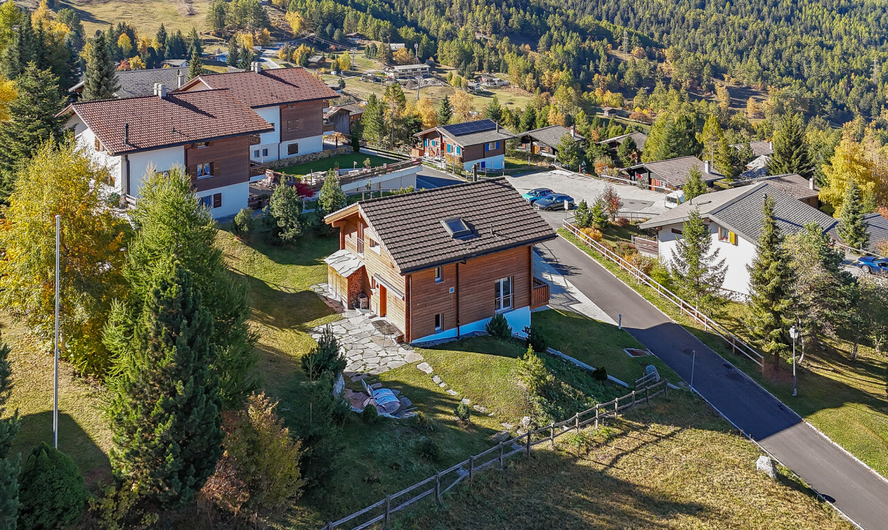 façade avec pelouse, clôture, property visible, et garage