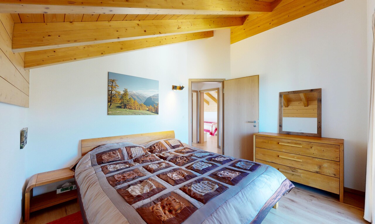 chambre avec sol en finition bois, wood finish floor, cloison sèche, drywall, et inside property