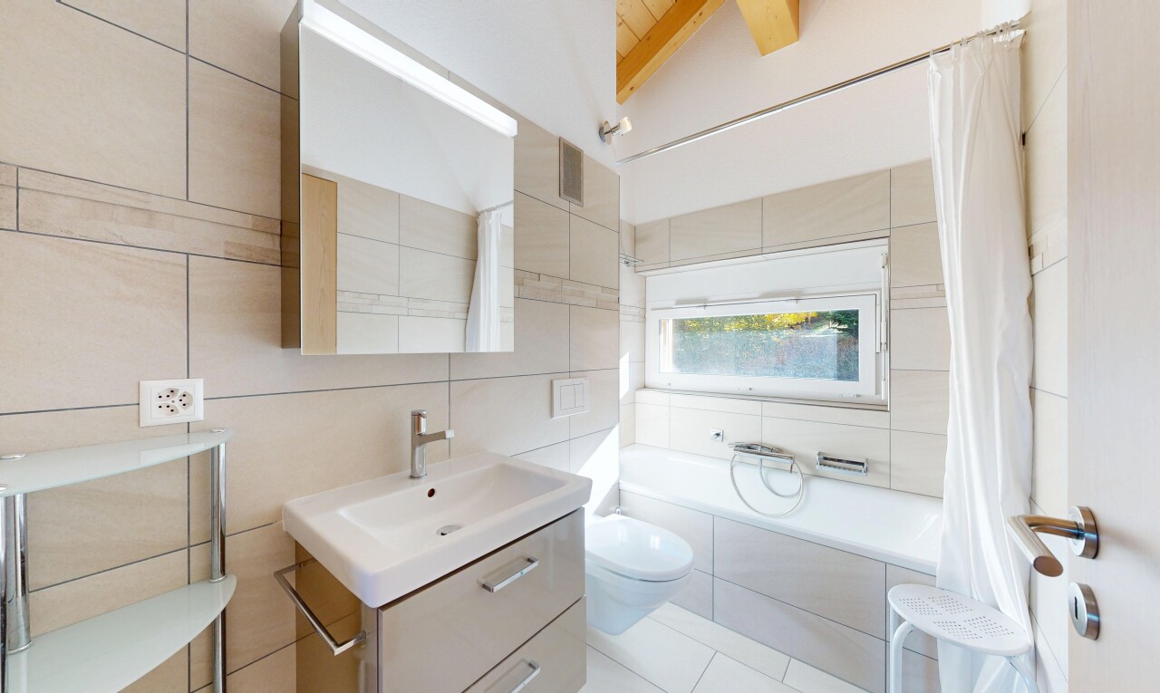 salle de bains avec mur en carrelage, tile wall, inside property, salle de bain complète, et miroir