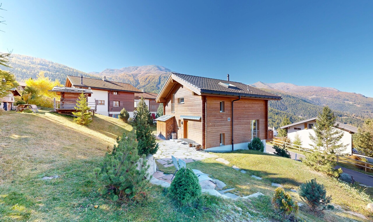 façade avec vue sur la montagne, mountain view, bardage horizontal, property visible, et day time