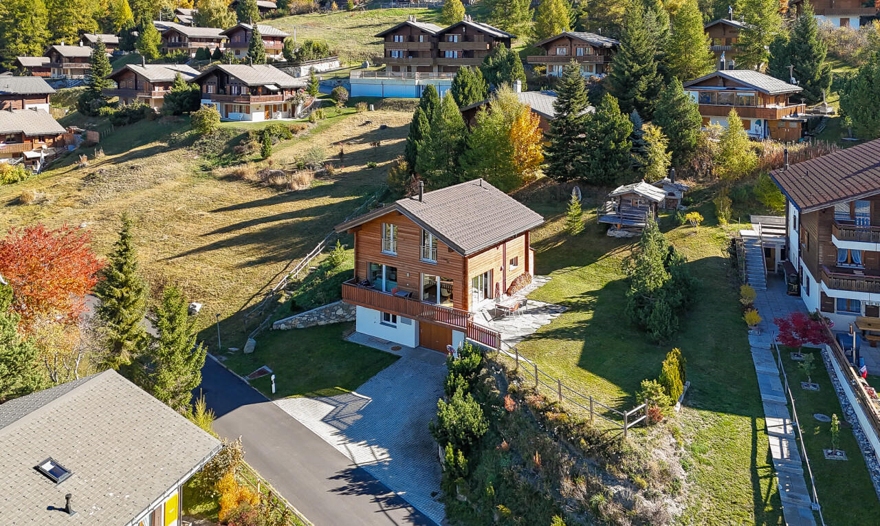 façade avec pelouse, vue résidentielle, residential view, drone view, et clôture
