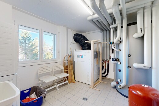chambre avec natural light, lumière naturelle, tile floor, sol en carrelage, et inside property