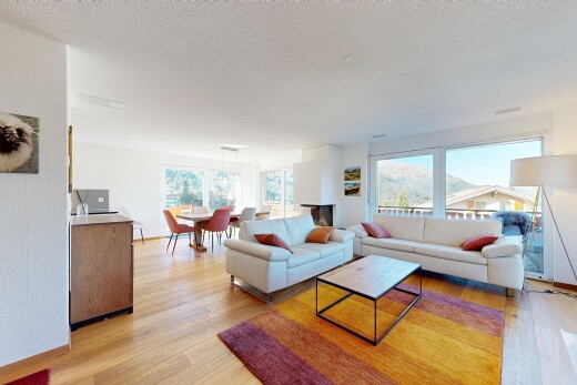 salon / salle à manger avec sol en finition bois, wood finish floor, plafond texturé, lumière naturelle, et textured ceiling