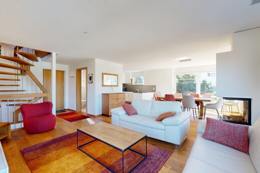 salon / salle à manger avec escaliers, natural light, lumière naturelle, inside property, et wood finish floor