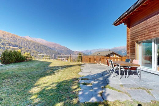 terrasse avec from property, clôture, pelouse, mountain view, et vue sur la montagne