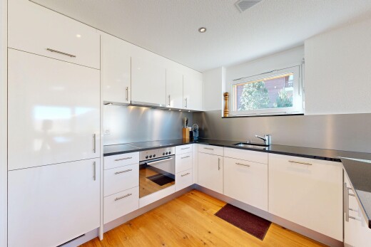 cuisine avec four, lumière naturelle, natural light, inside property, et sol en finition bois